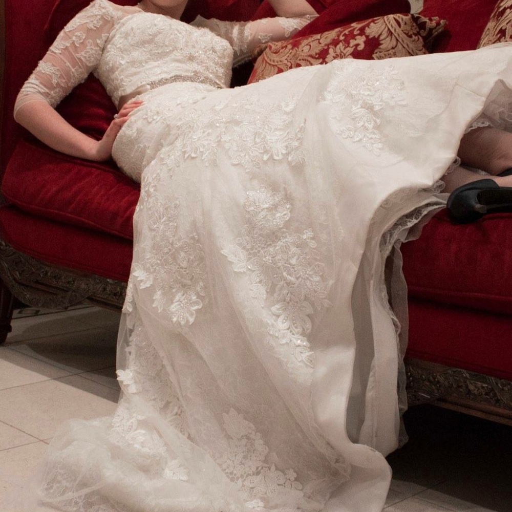 Beautiful ivory lace wedding dress Oleg Cassini
